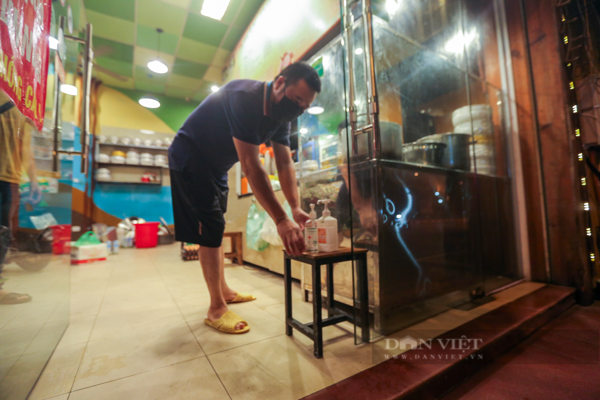 Người dân Thủ đô dọn dẹp hàng quán xuyên đêm để mở cửa hàng trở lại - Ảnh 8.
