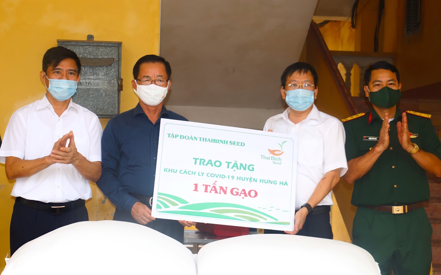 ThaiBinh Seed tặng quà cho tuyến đầu phòng chống dịch covid-19 - Ảnh 1.