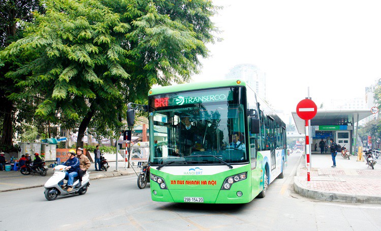 Hà Nội nới lỏng giãn cách: Những đối tượng nào được đi xe buýt? - Ảnh 1.