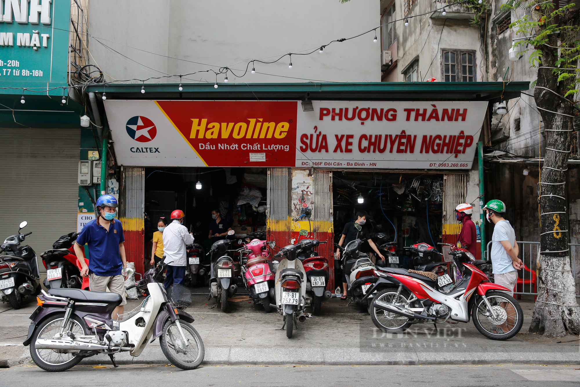 Hà Nội: Mang xe máy đi sửa, khách hàng phải chờ từ sáng đến chiều tối mới có thể nhận được xe - Ảnh 1.