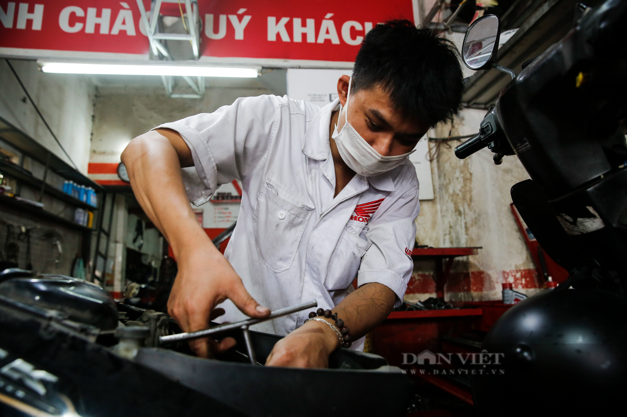 Hà Nội: Mang xe máy đi sửa, khách hàng phải chờ từ sáng đến chiều tối mới có thể nhận được xe - Ảnh 12.