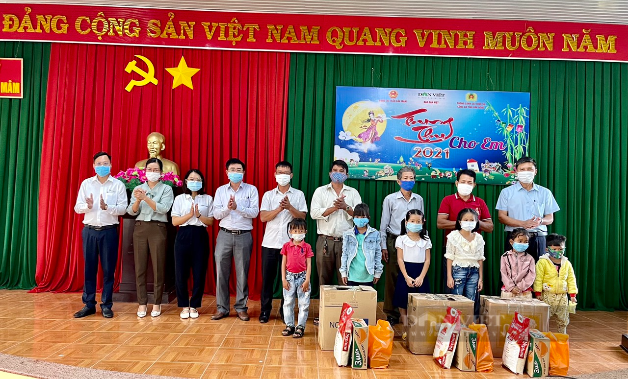 Mang Tết Trung thu đến với các em nhỏ có hoàn cảnh khó khăn - Ảnh 1.