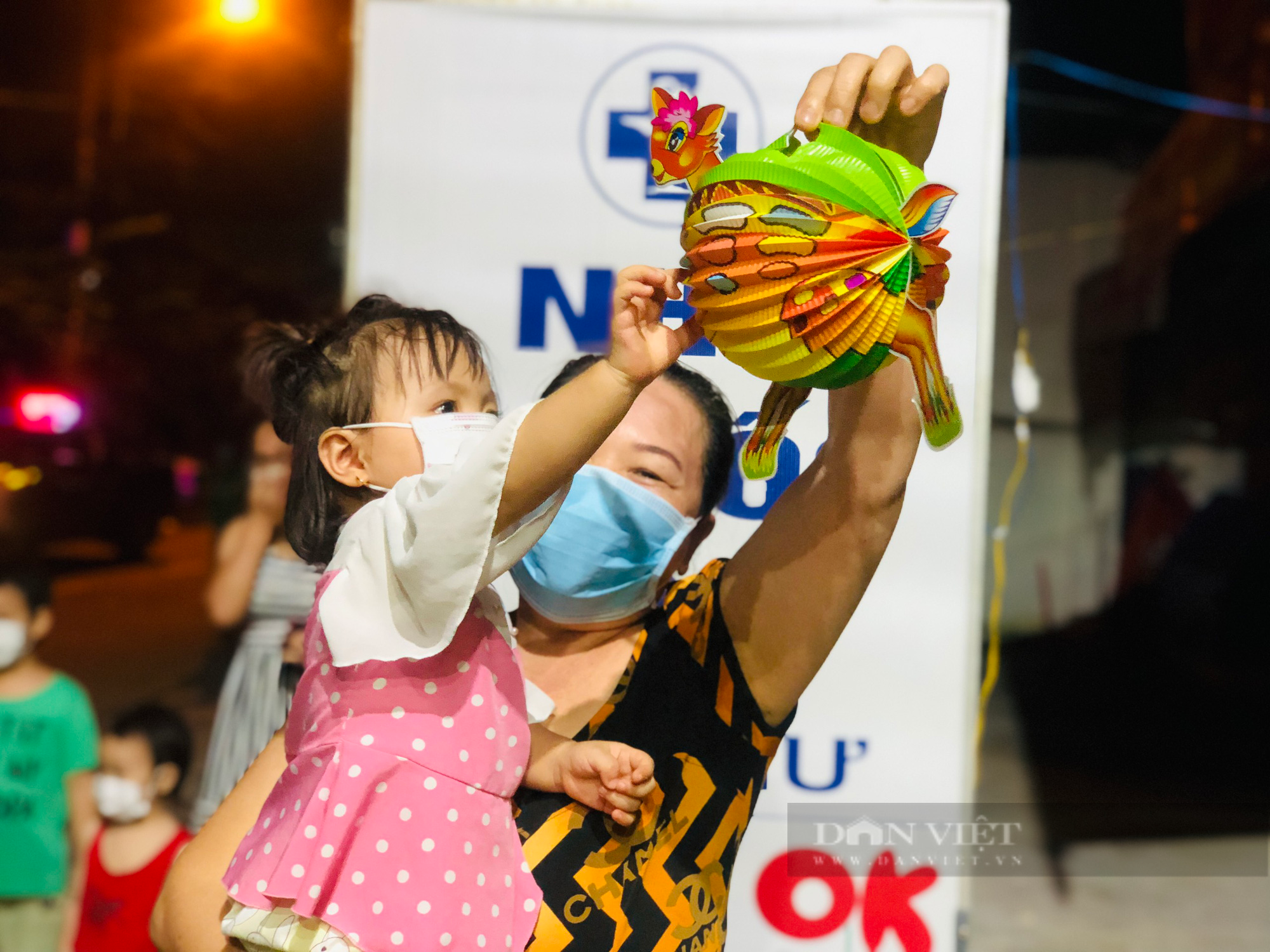 CSGT TP.HCM: Mang Trung thu đến từng con hẻm nhỏ - Ảnh 6.