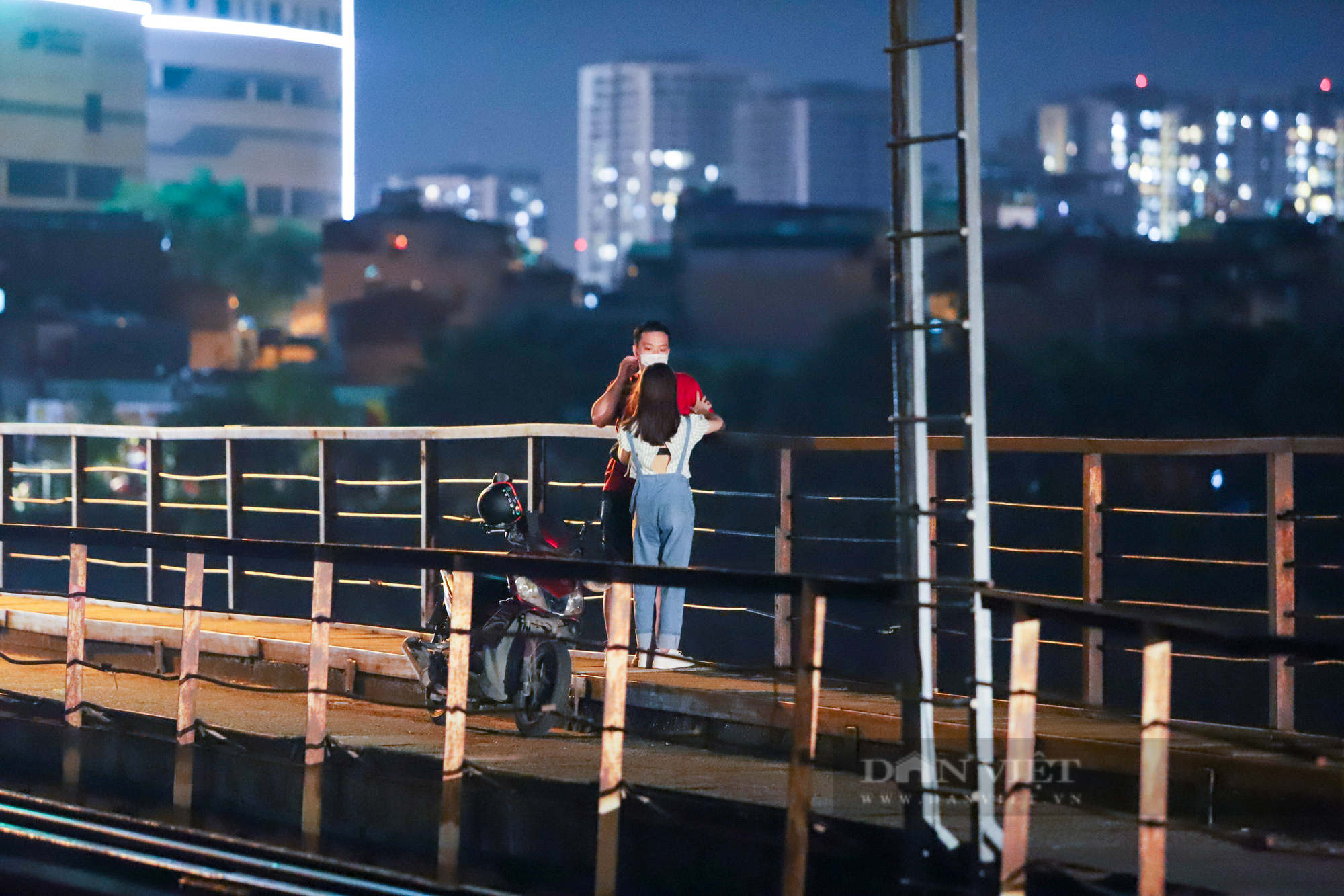 Cầu Long Biên đông đúc người hóng gió, bất chấp lệnh giãn cách xã hội - Ảnh 2.