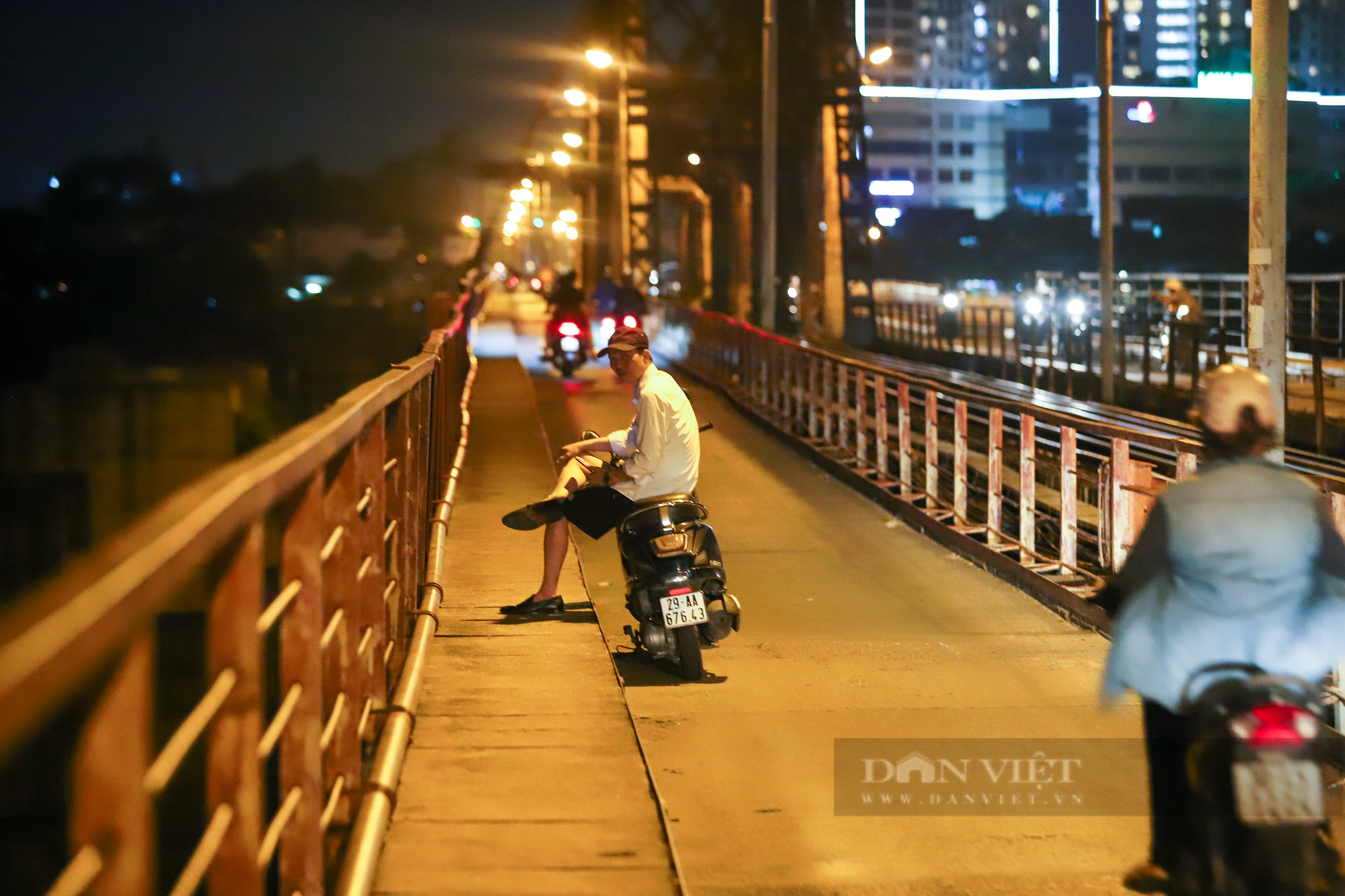 Cầu Long Biên đông đúc người hóng gió, bất chấp lệnh giãn cách xã hội - Ảnh 6.