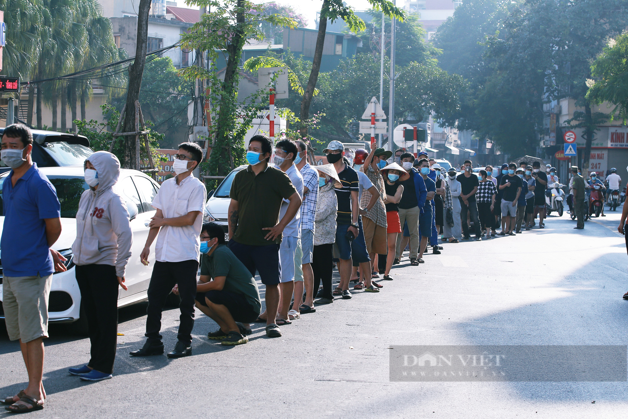 Hà Nội: Trưng dụng trường học thành điểm bán, người dân xếp hàng từ 2 giờ sáng chờ mua bánh trung thu  - Ảnh 1.