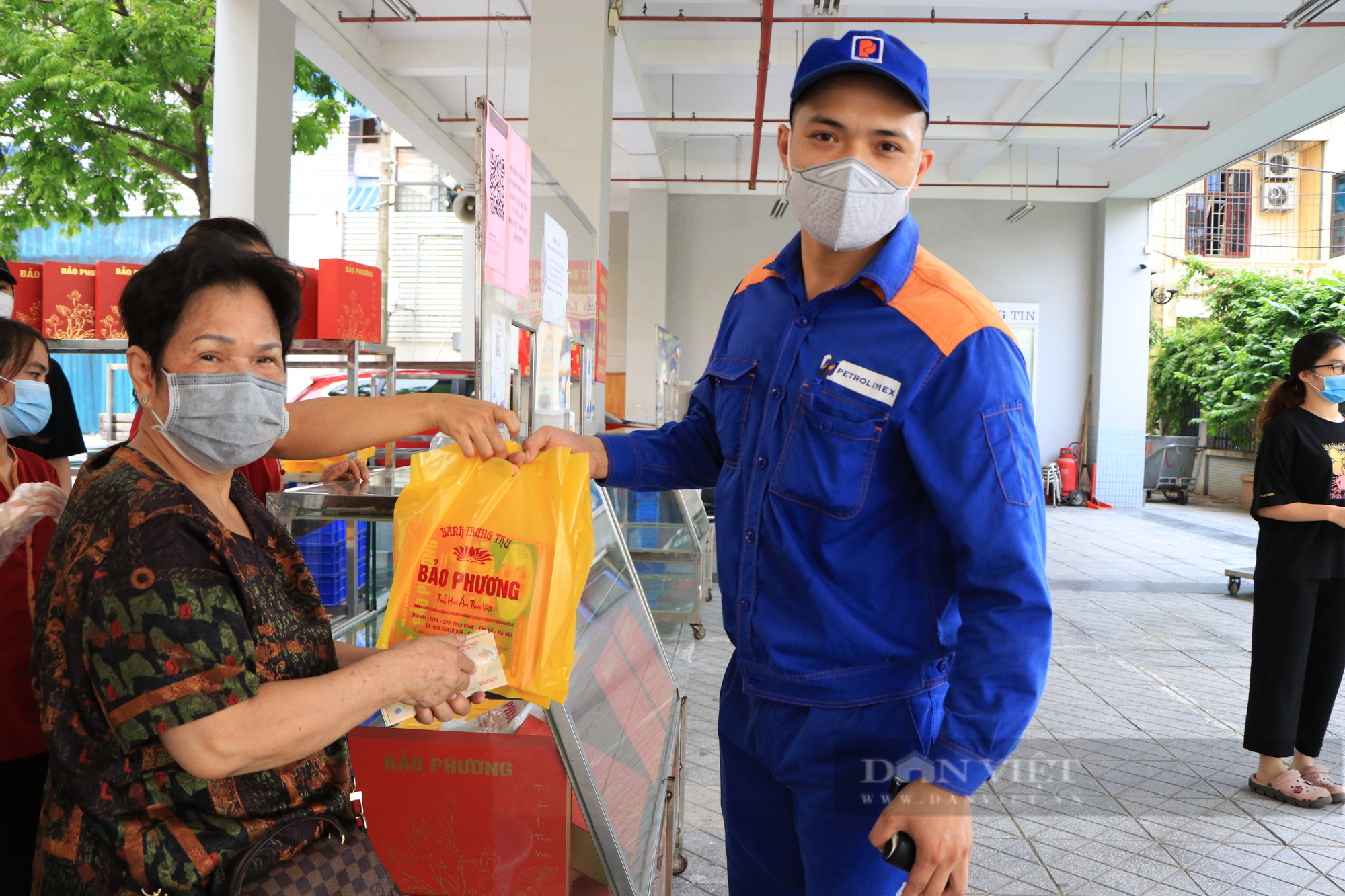 Hà Nội: Trưng dụng trường học thành điểm bán, người dân xếp hàng từ 2 giờ sáng chờ mua bánh trung thu  - Ảnh 5.