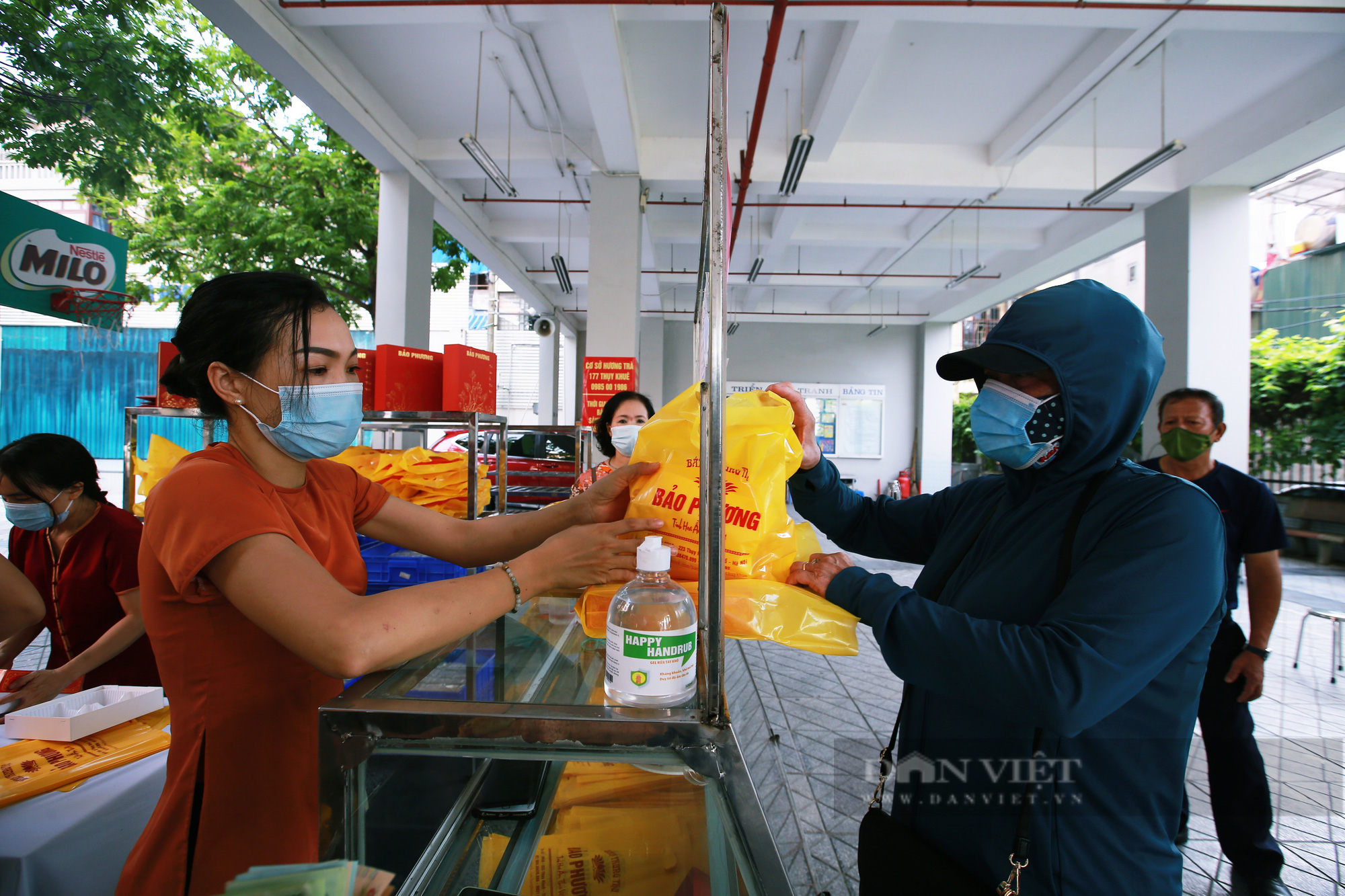 Hà Nội: Trưng dụng trường học thành điểm bán, người dân xếp hàng từ 2 giờ sáng chờ mua bánh trung thu  - Ảnh 6.