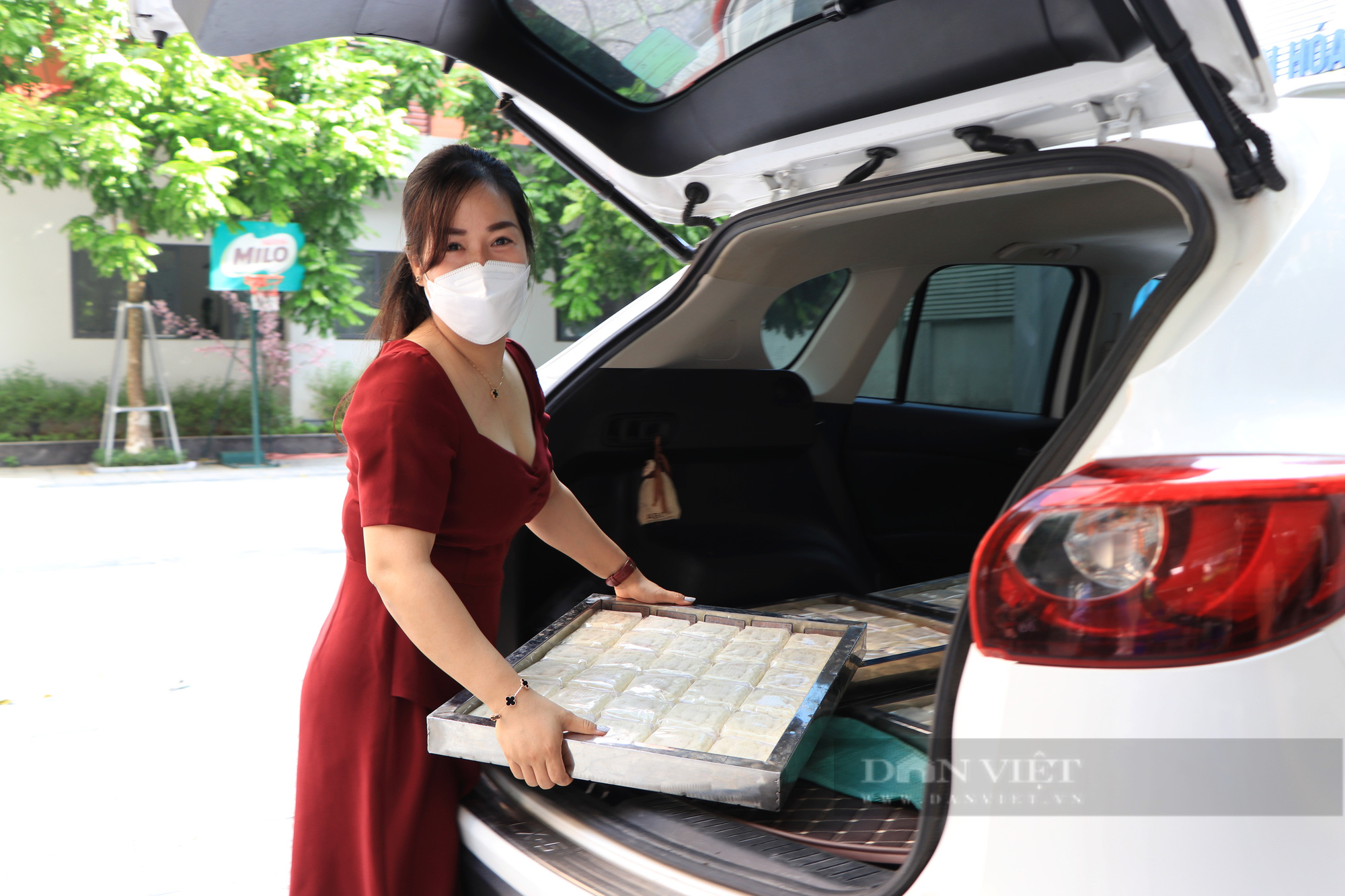 Hà Nội: Trưng dụng trường học thành điểm bán, người dân xếp hàng từ 2 giờ sáng chờ mua bánh trung thu  - Ảnh 8.