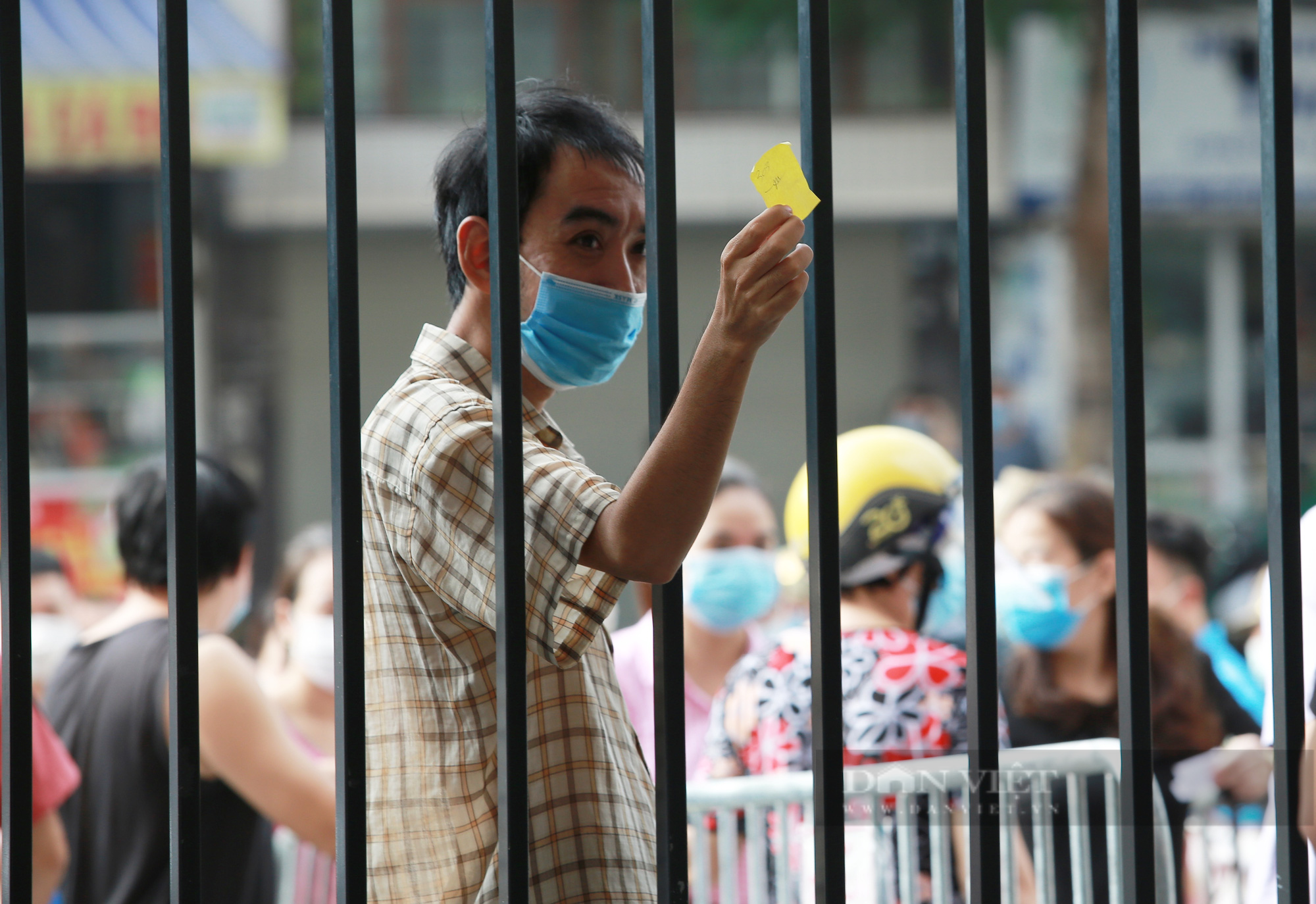 Hà Nội: Trưng dụng trường học thành điểm bán, người dân xếp hàng từ 2 giờ sáng chờ mua bánh trung thu  - Ảnh 9.