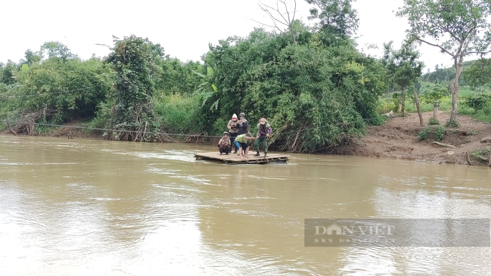 Gia Lai: Người dân liều mình đứng trên bè tạm, kéo dây qua dòng nước xiết - Ảnh 4.