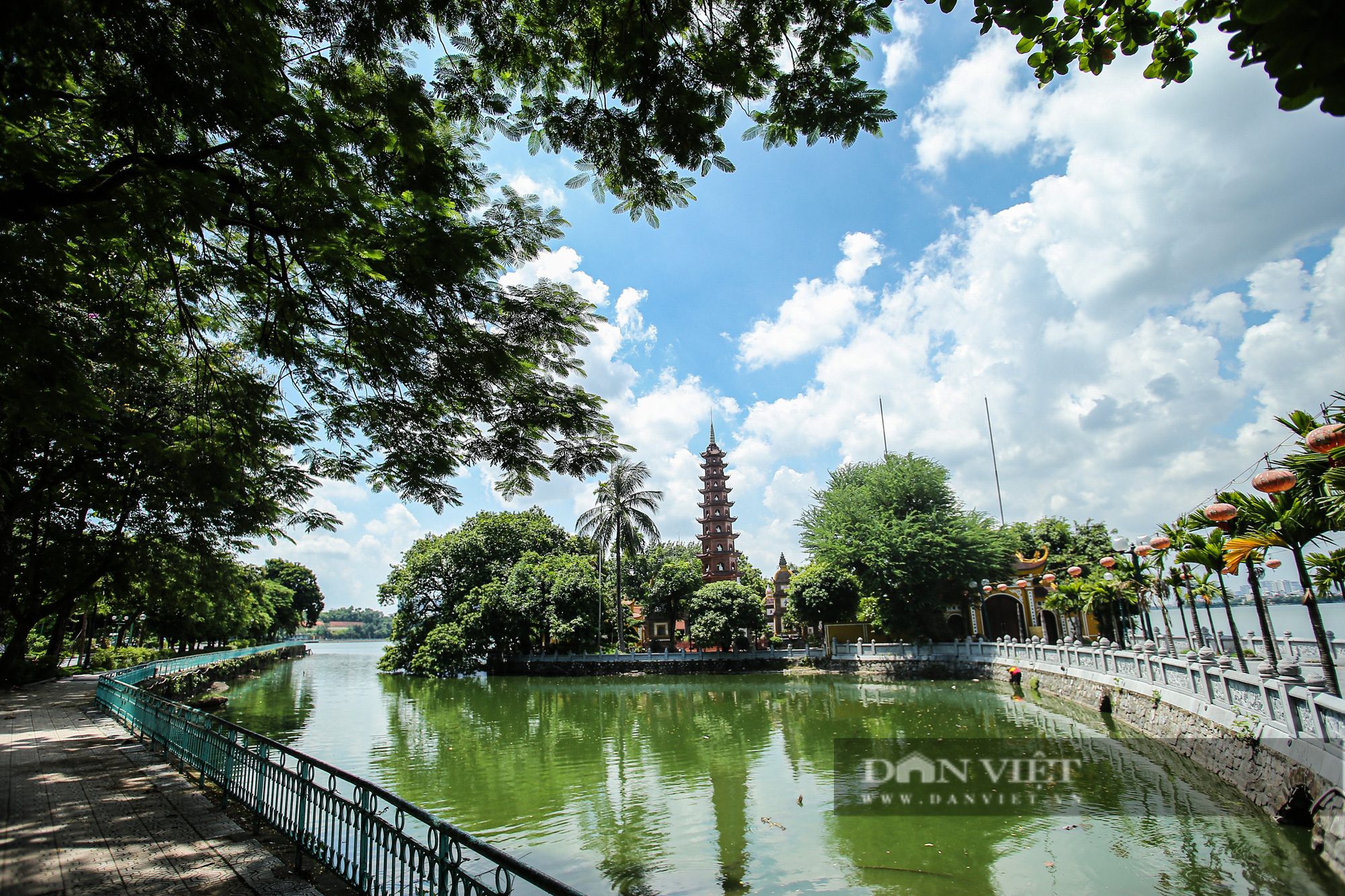 Vẻ đẹp trầm lắng của các di tích lịch sử trong những ngày Hà Nội thực hiện giãn cách - Ảnh 1.