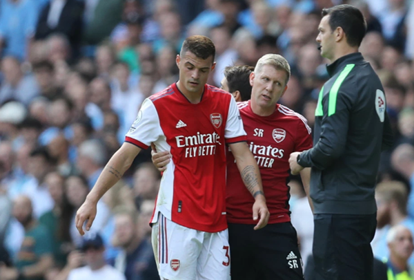 Xhaka được xem là &quot;ông vua&quot; thẻ đỏ ở Arsenal. Ảnh: The Sun