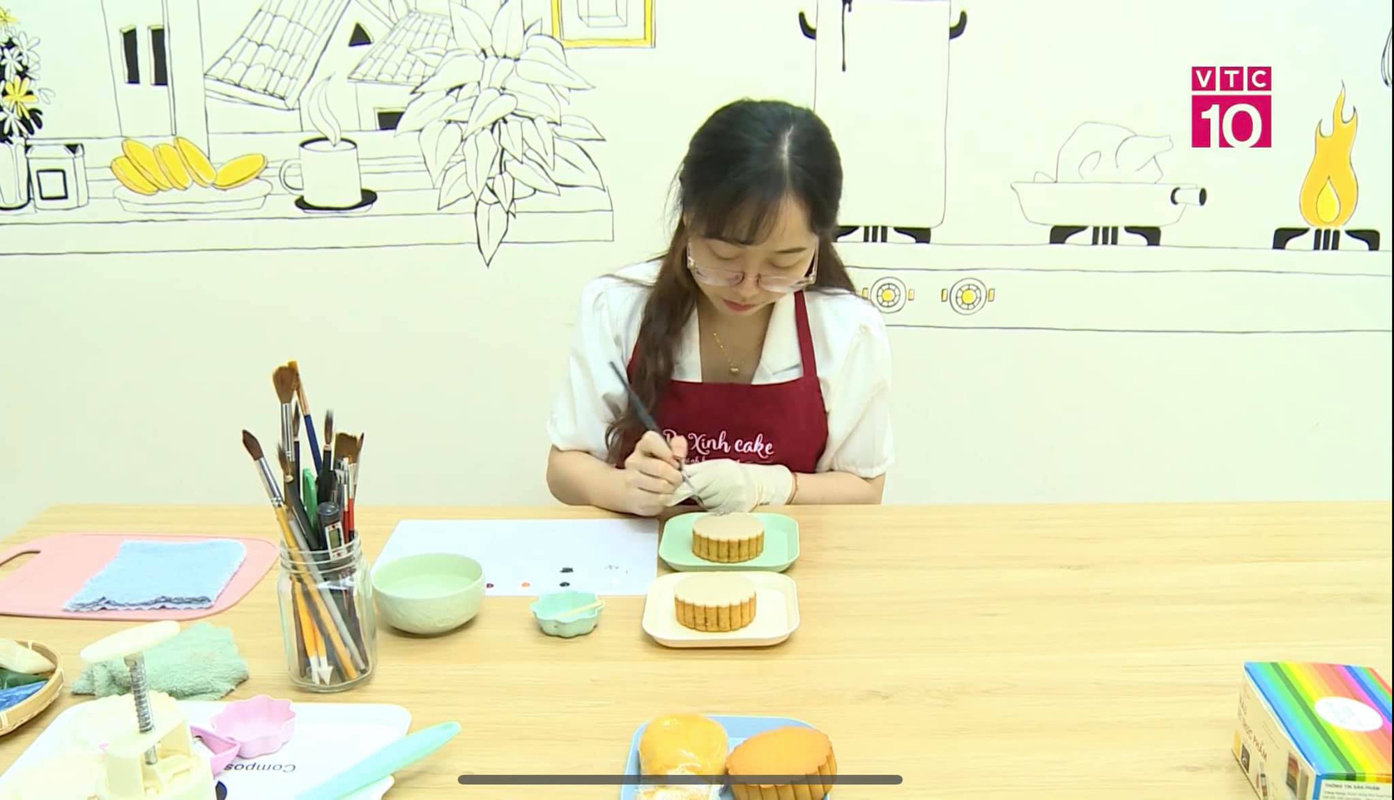 Cô nàng 9X 'thổi hồn' vào bánh Trung thu thành tác phẩm nghệ thuật độc đáo - Ảnh 2.