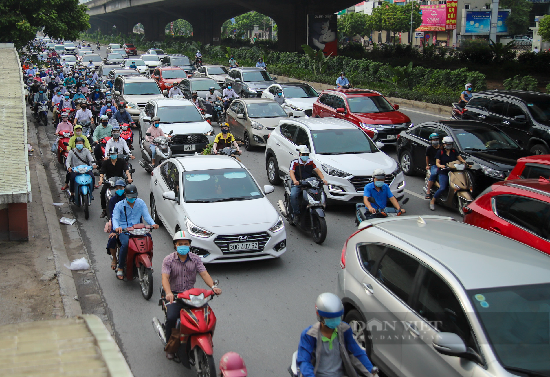 Hà Nội ùn tắc trở lại sau khi nới lỏng giãn cách tại nhiều quận, huyện - Ảnh 1.