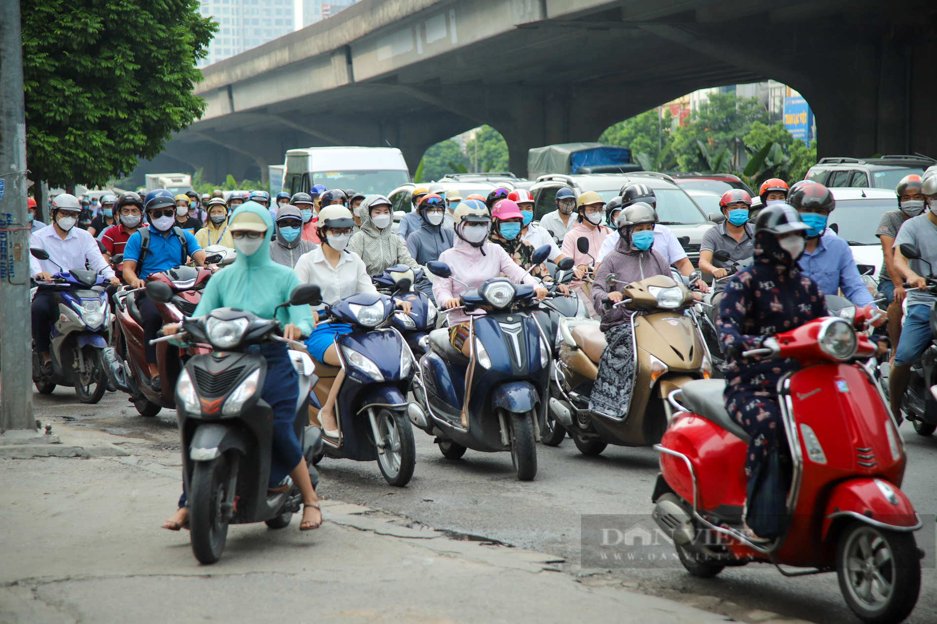 Hà Nội ùn tắc trở lại sau khi nới lỏng giãn cách tại nhiều quận, huyện - Ảnh 2.
