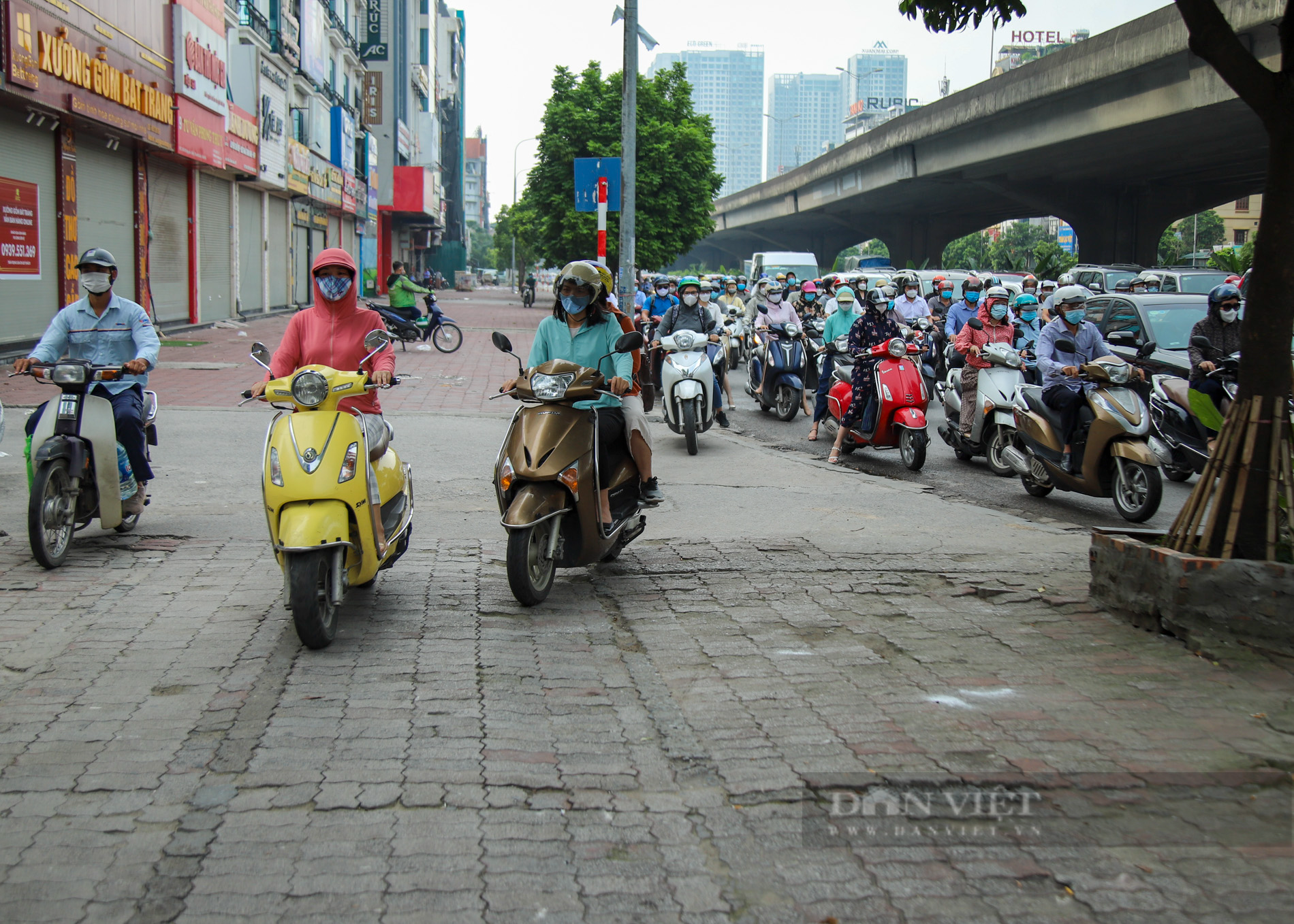 Hà Nội ùn tắc trở lại sau khi nới lỏng giãn cách tại nhiều quận, huyện - Ảnh 4.
