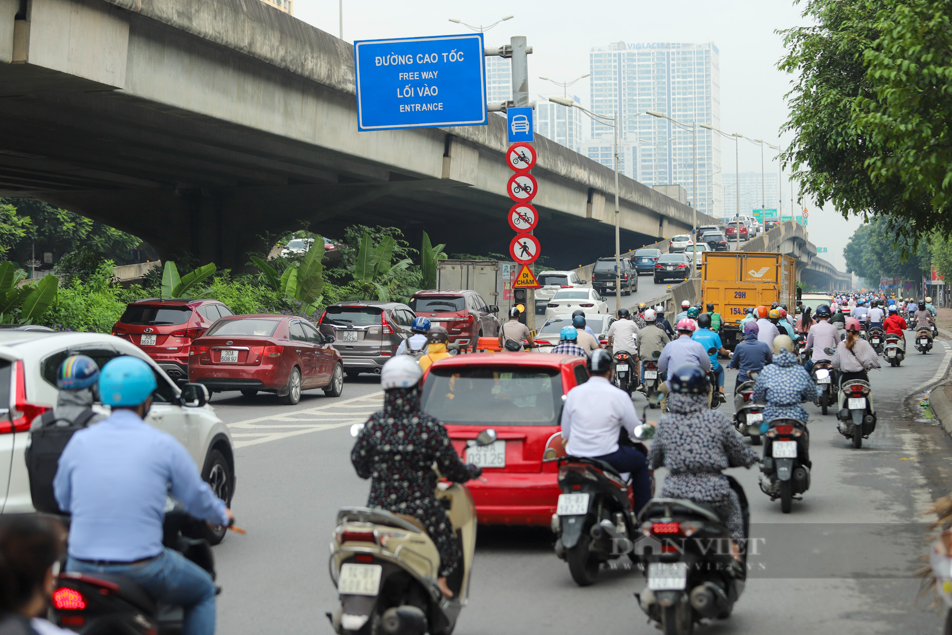 Hà Nội ùn tắc trở lại sau khi nới lỏng giãn cách tại nhiều quận, huyện - Ảnh 5.