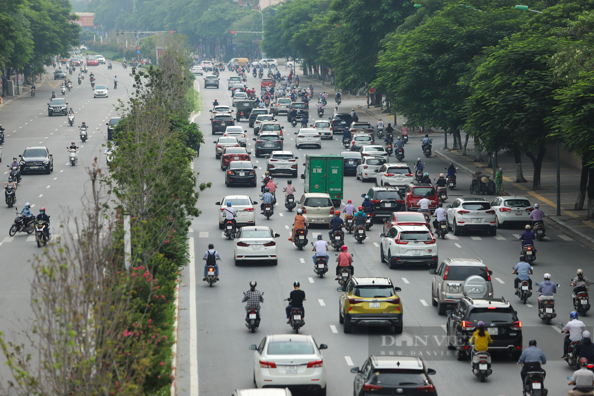 Hà Nội ùn tắc trở lại sau khi nới lỏng giãn cách tại nhiều quận, huyện - Ảnh 6.