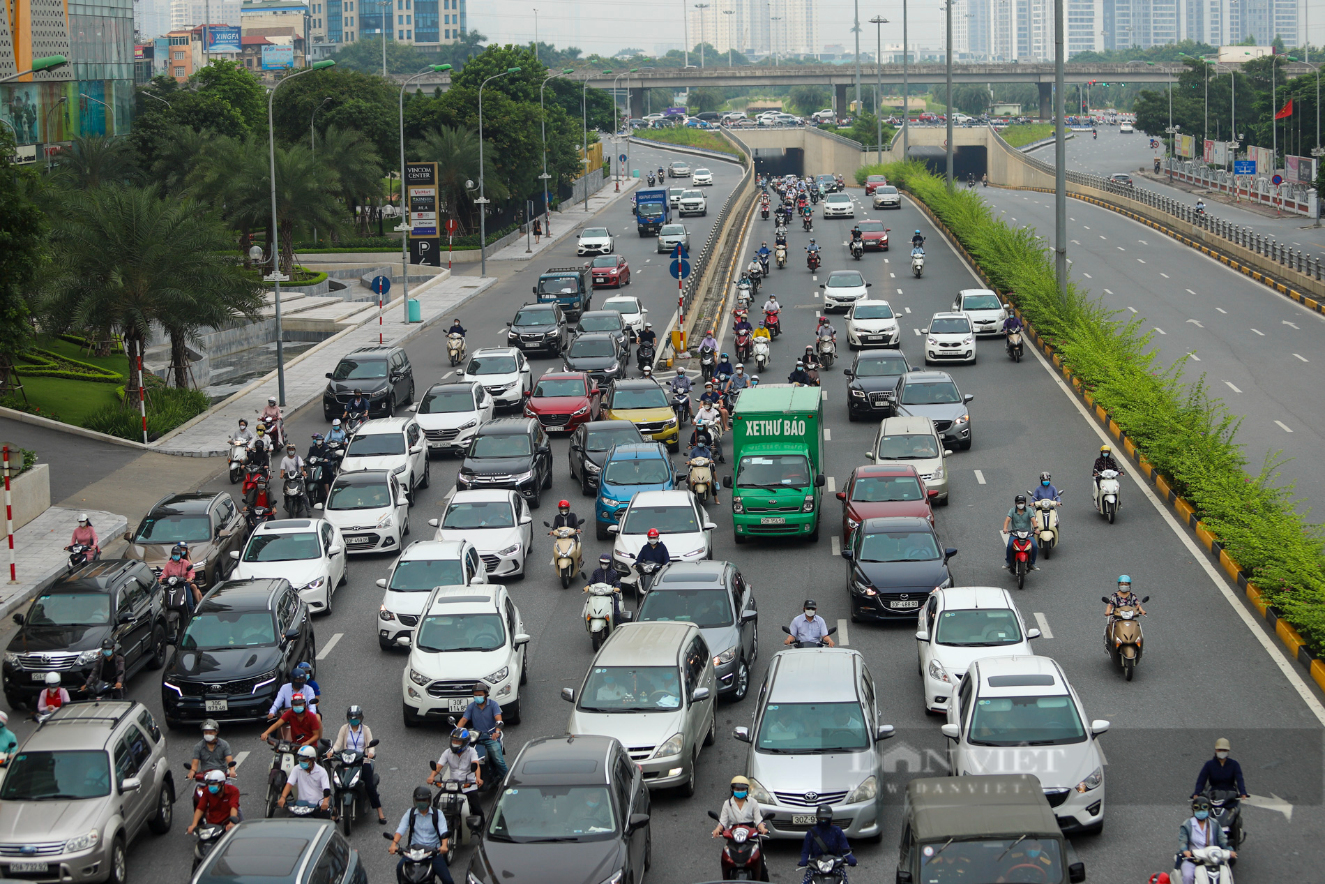 Hà Nội ùn tắc trở lại sau khi nới lỏng giãn cách tại nhiều quận, huyện - Ảnh 7.
