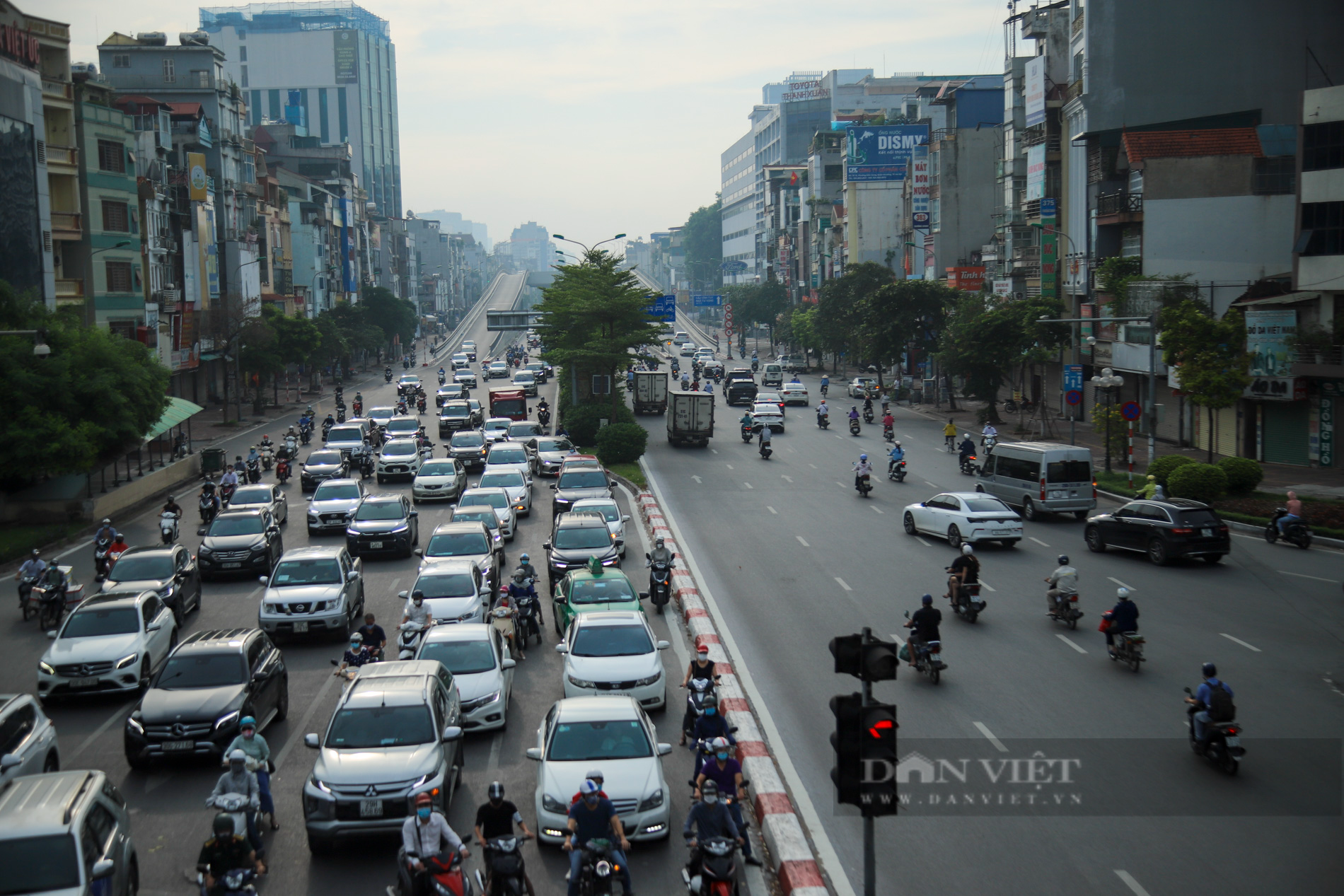 Hà Nội ùn tắc trở lại sau khi nới lỏng giãn cách tại nhiều quận, huyện - Ảnh 10.