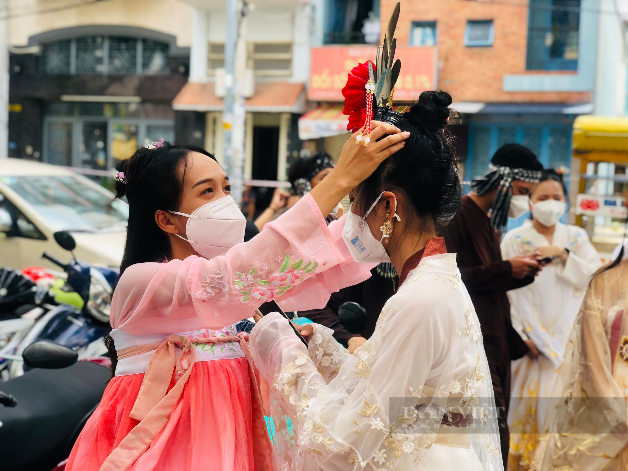 Bắt gặp chị Hằng, chú Cuội đội mưa đi tặng quà trung thu cho trẻ nhỏ - Ảnh 12.