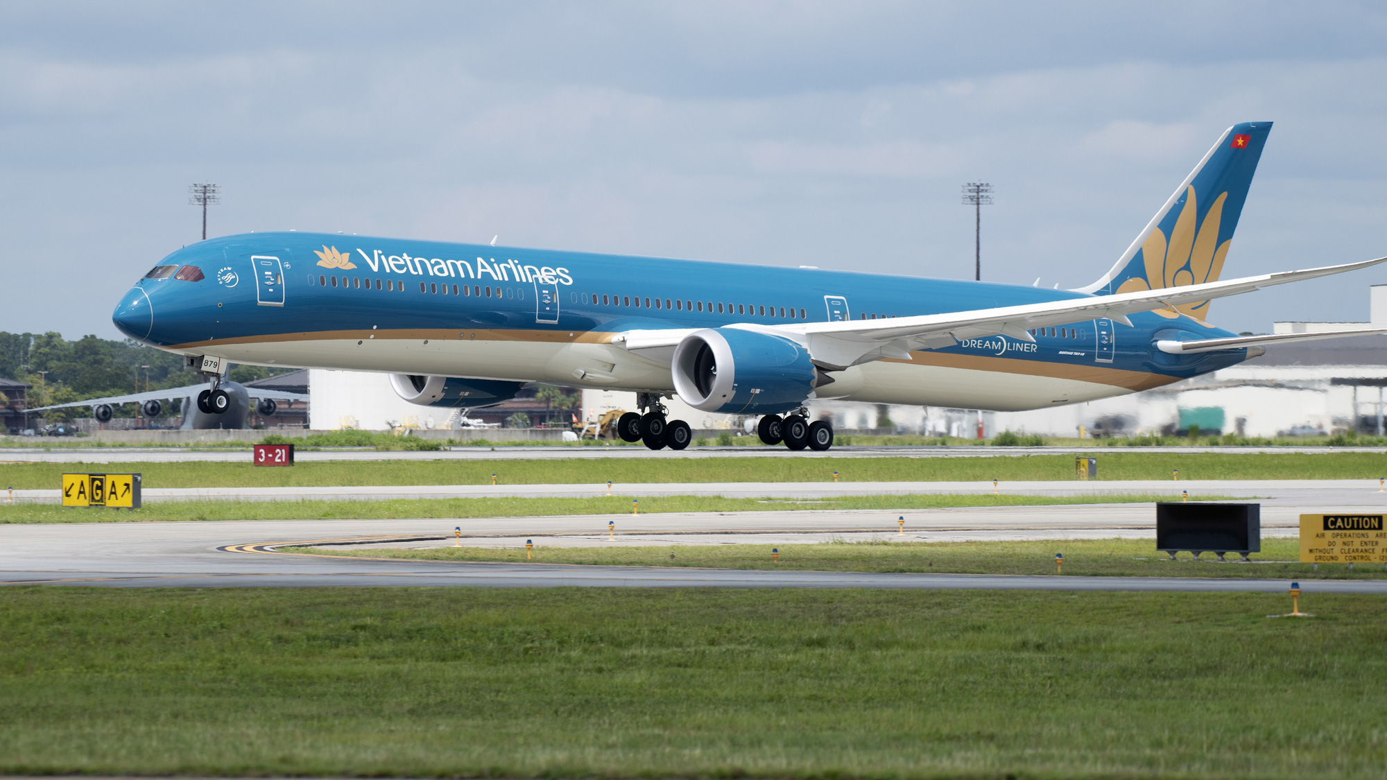 Vietnam Airlines phát hành thành công gần 800 triệu cổ phiếu thu về 7.961 tỷ đồng - Ảnh 1.