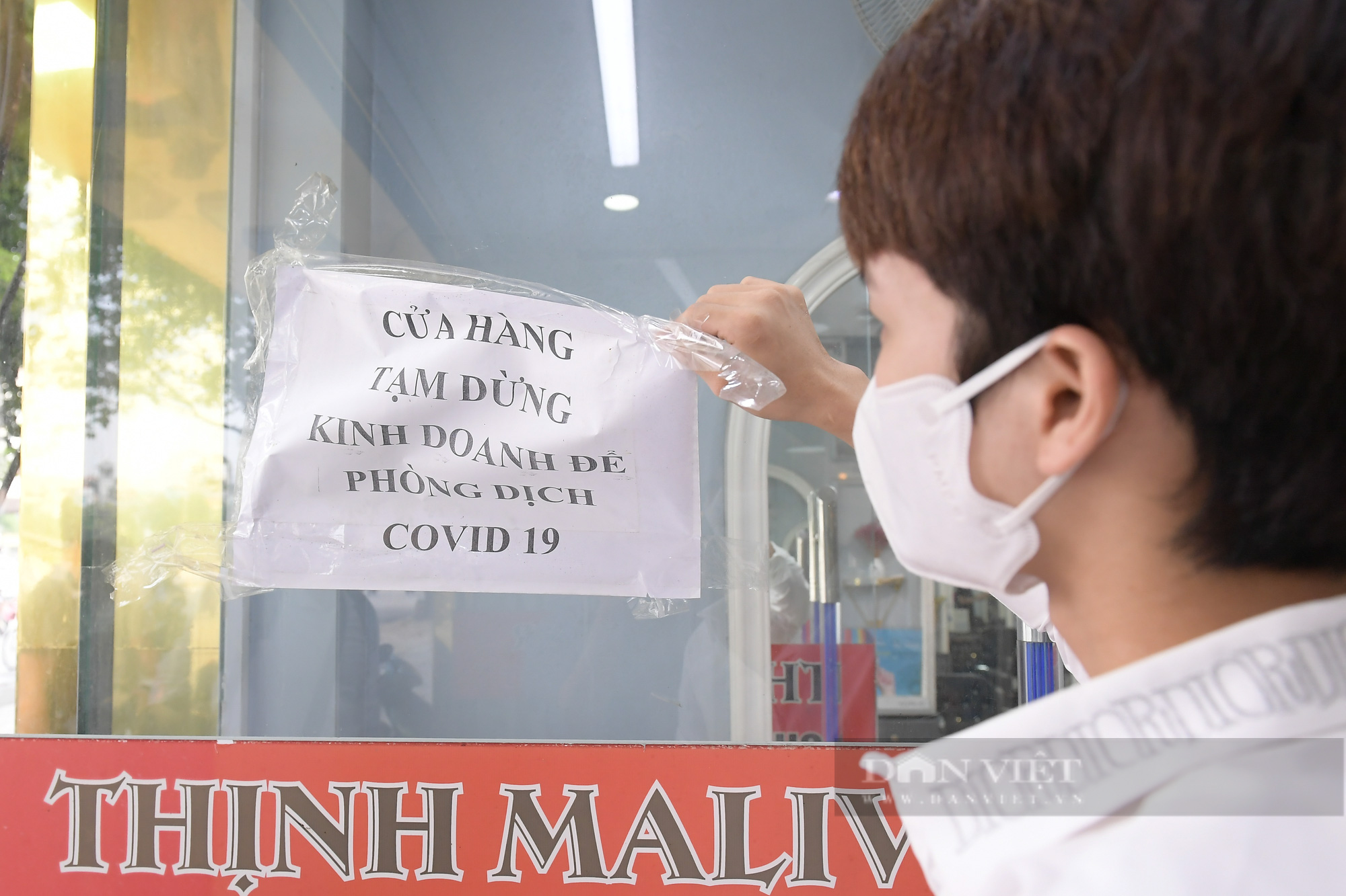 Người dân Hà Nội kéo nhau đi “tu sửa lại mái đầu” ngay sau khi chỉ thị mới có hiệu lực - Ảnh 1.