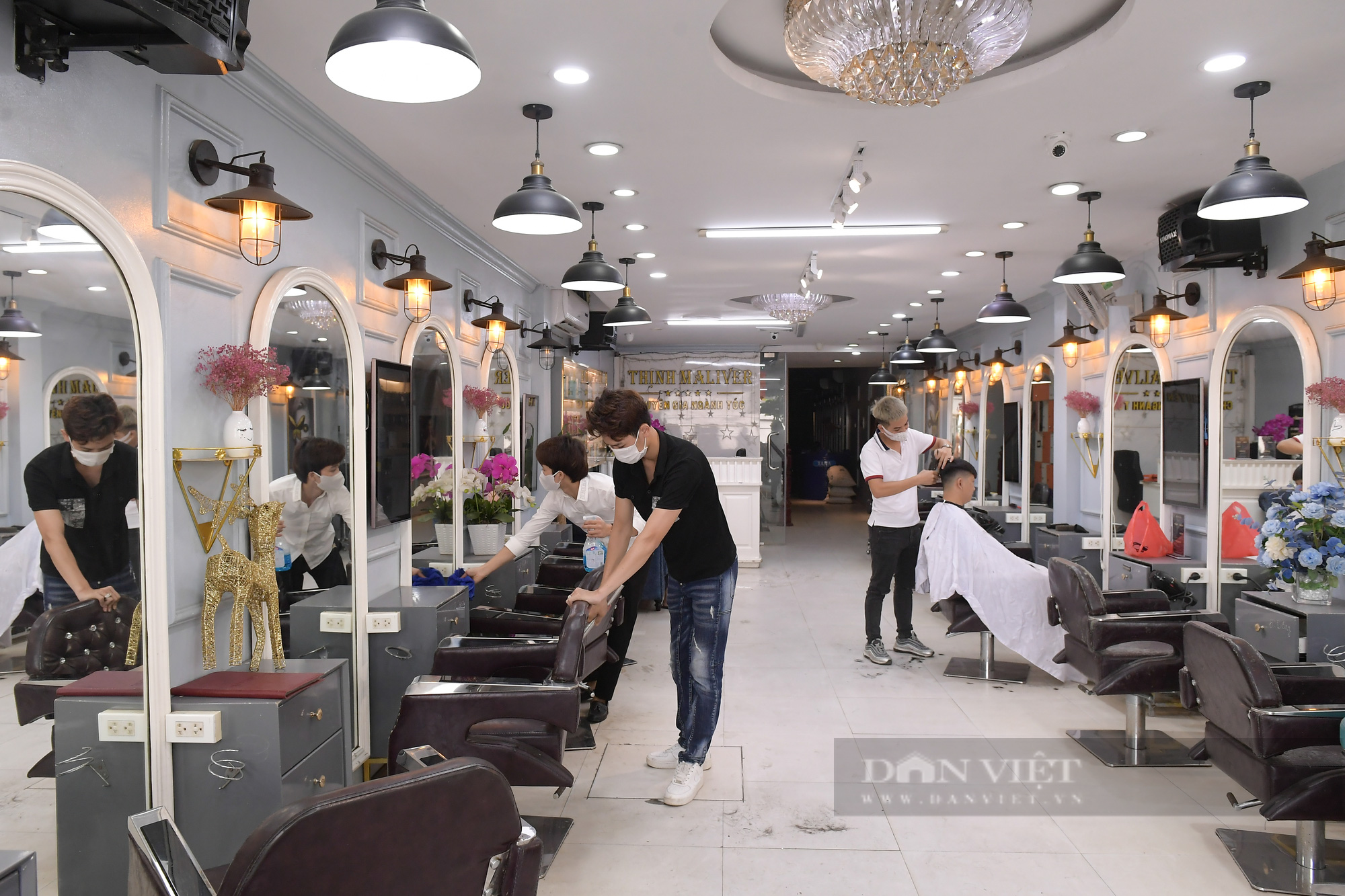 Người dân Hà Nội kéo nhau đi “tu sửa lại mái đầu” ngay sau khi chỉ thị mới có hiệu lực - Ảnh 2.