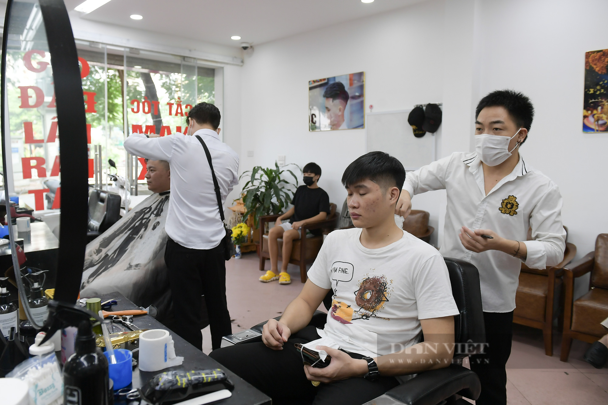 Người dân Hà Nội kéo nhau đi “tu sửa lại mái đầu” ngay sau khi chỉ thị mới có hiệu lực - Ảnh 4.