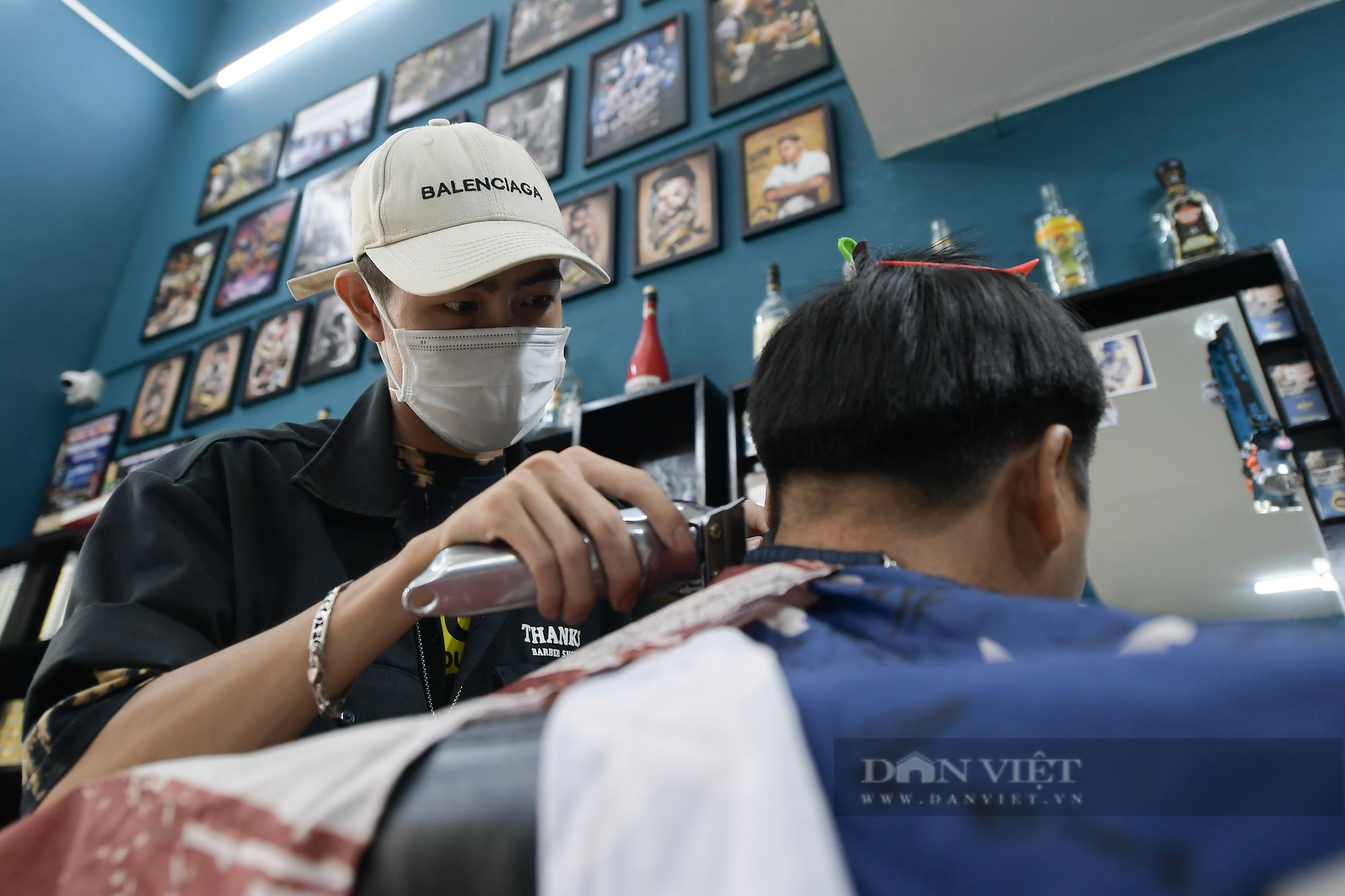 Người dân Hà Nội kéo nhau đi “tu sửa lại mái đầu” ngay sau khi chỉ thị mới có hiệu lực - Ảnh 11.