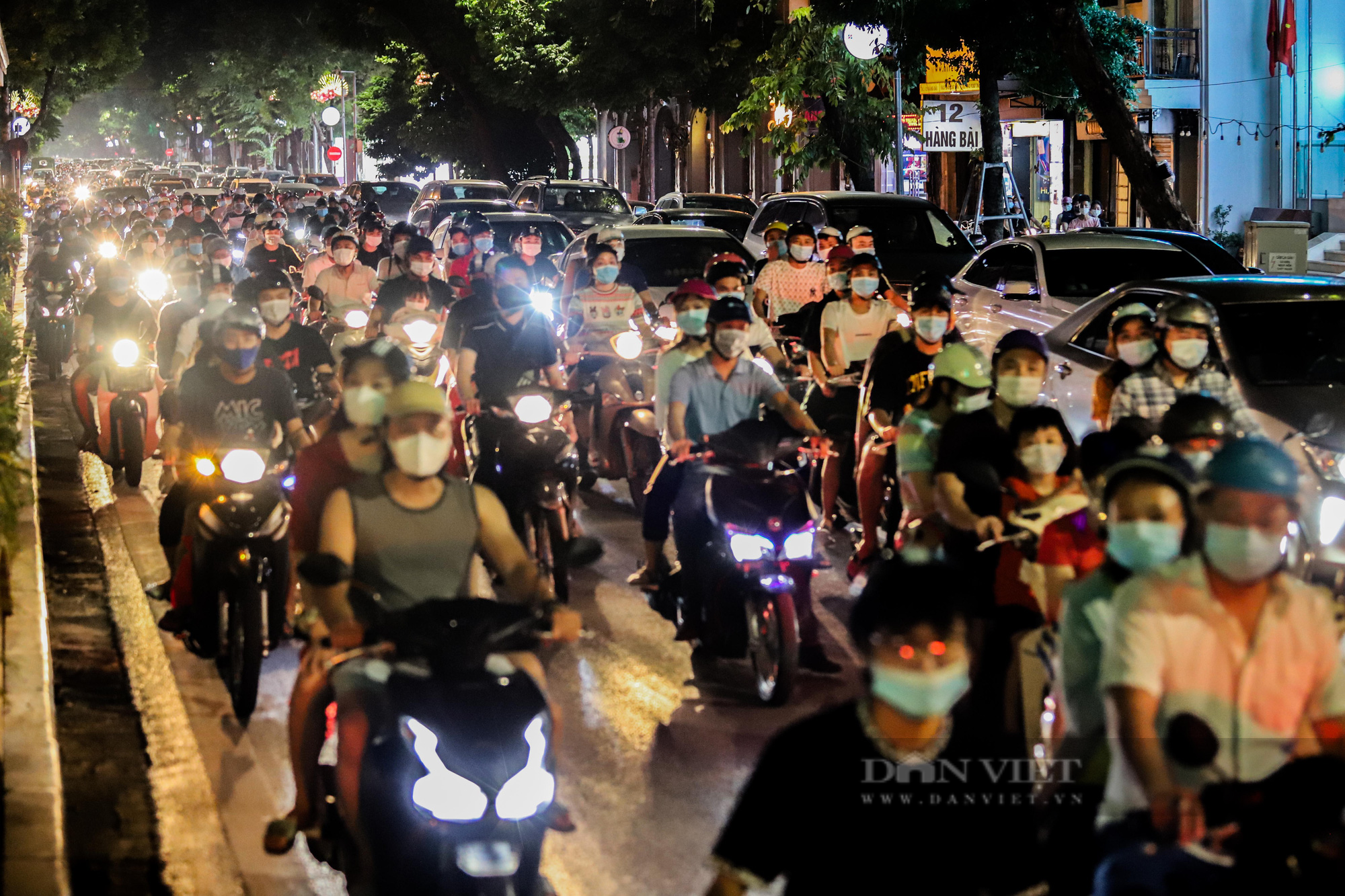 Hàng vạn người dân đổ ra đường chơi Trung sau khi nới lỏng giãn cách - Ảnh 1.