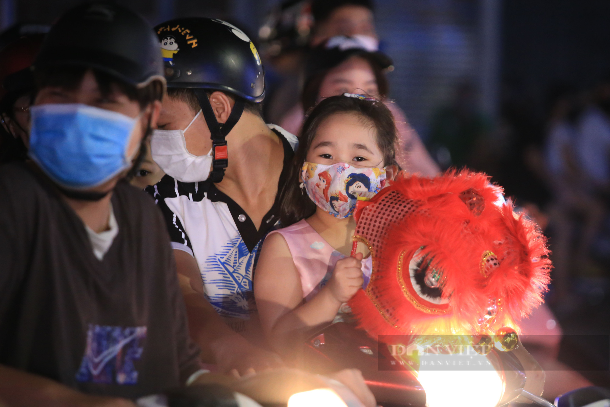 Hàng vạn người dân đổ ra đường chơi Trung sau khi nới lỏng giãn cách - Ảnh 7.