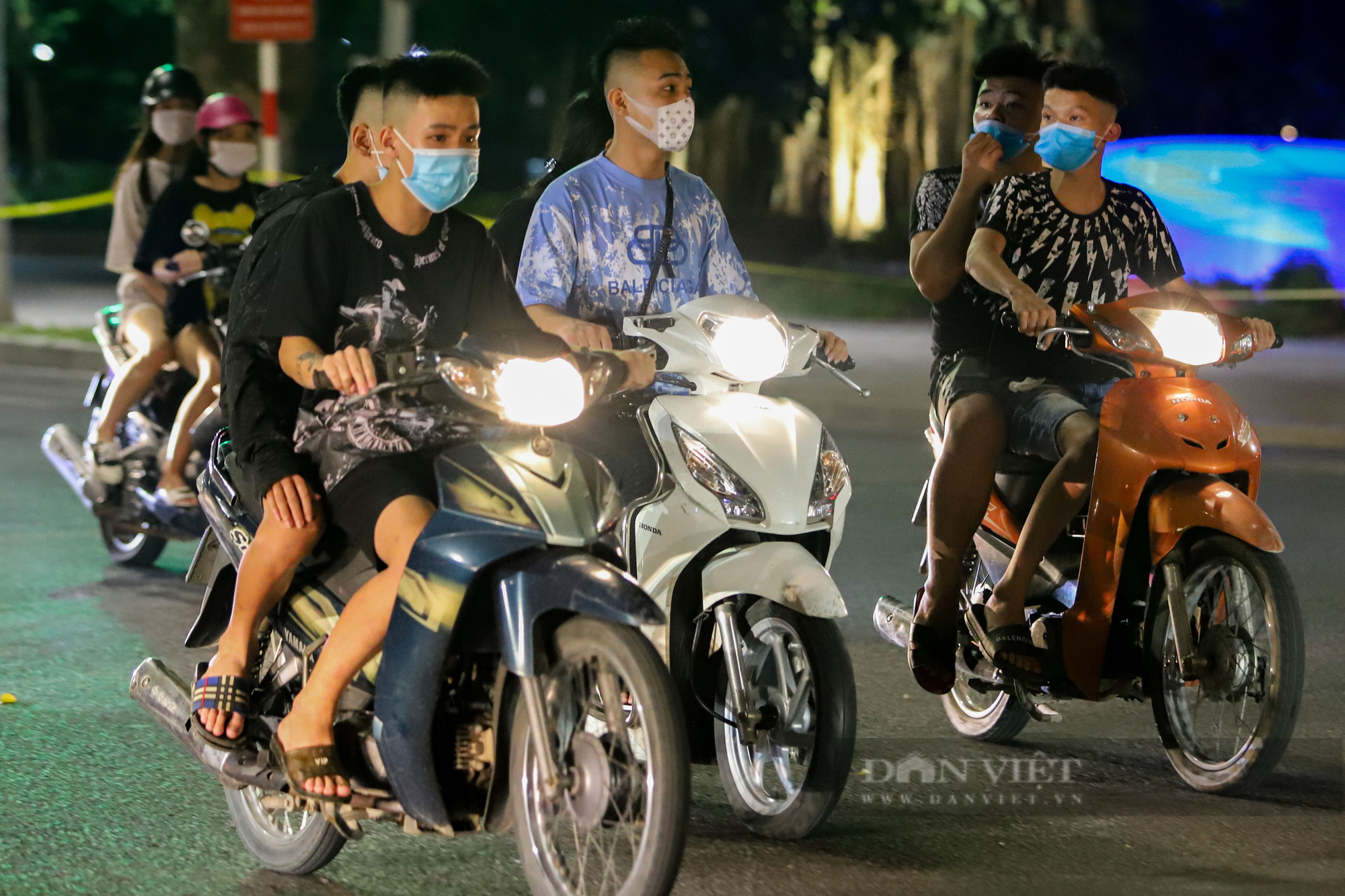 Hàng vạn người dân đổ ra đường chơi Trung sau khi nới lỏng giãn cách - Ảnh 8.