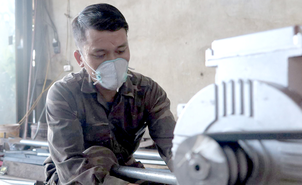 Phú Thọ: Trai làng 8X sáng chế ra xe jeep thùng rất ngầu, ai nhìn thấy cũng trầm trồ phục lăn - Ảnh 1.
