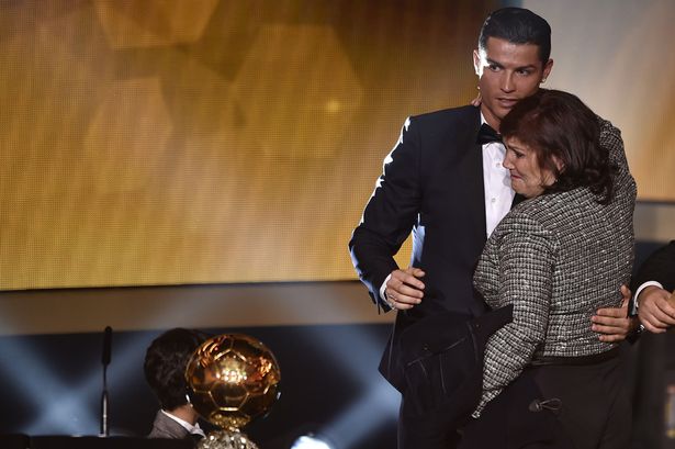 Mẹ Ronaldo luôn dõi theo con trai thi đấu. Ảnh:Goal