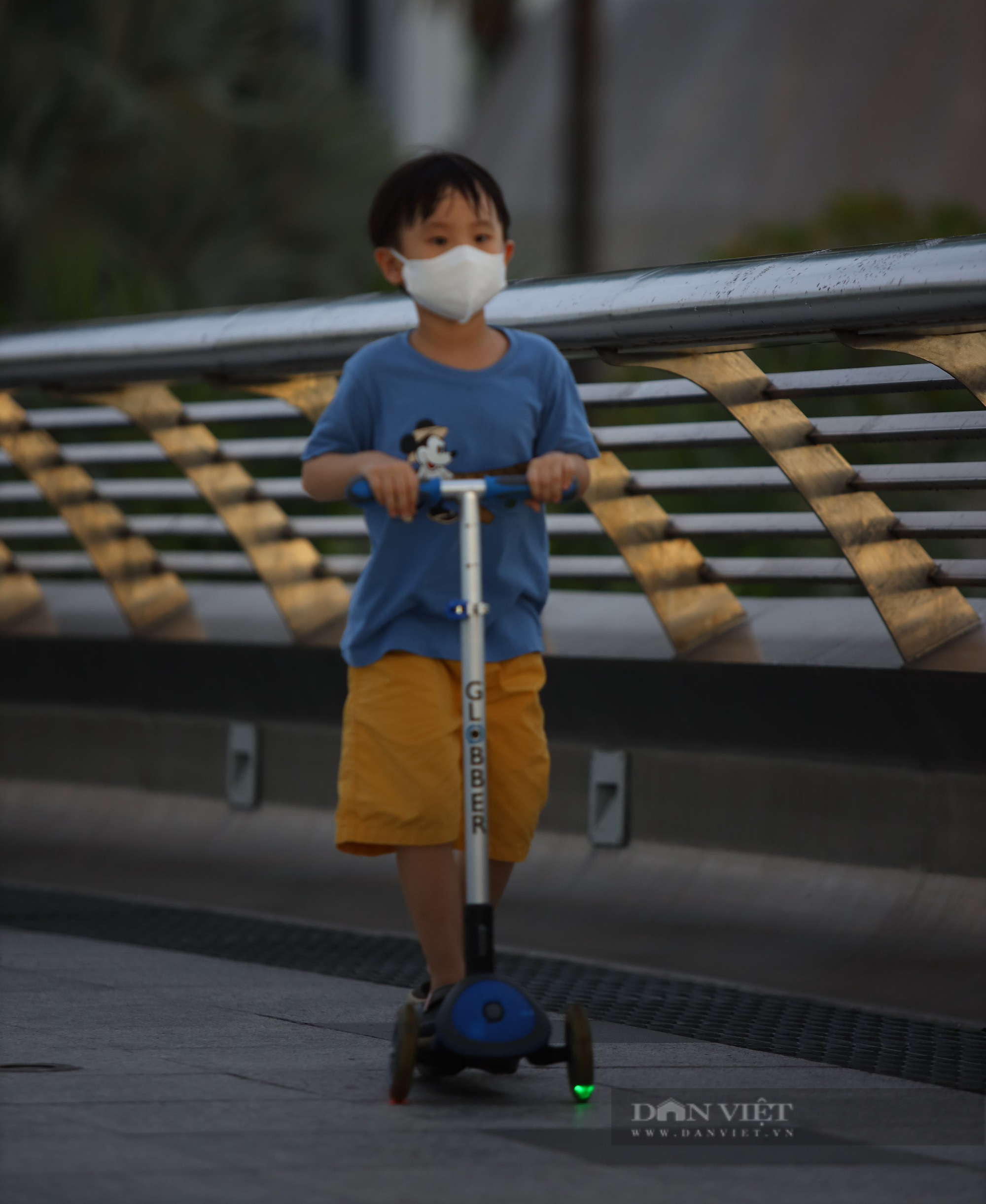 Hơn 3 tháng &quot;bó gối&quot;, người dân quận 7 phấn khởi khi được được ra đường tập thể dục trở lại   - Ảnh 3.