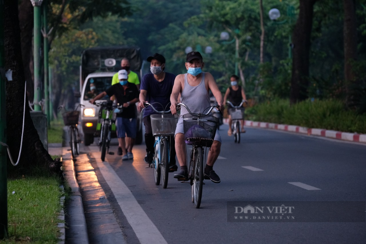 Hà Nội: Đường phố thành &quot;trường đua xe đạp&quot; sau lệnh nới lỏng giãn cách - Ảnh 2.