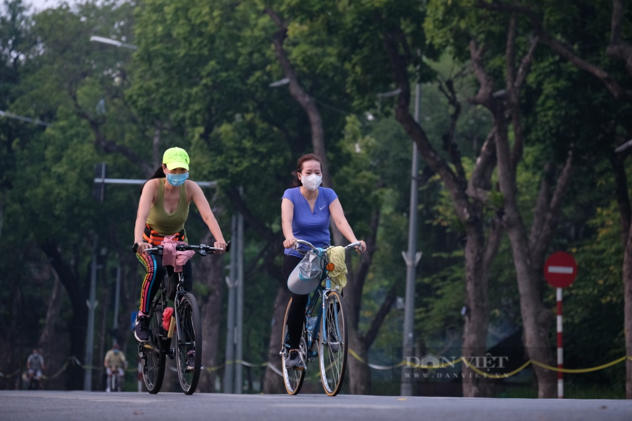 Hà Nội: Đường phố thành &quot;trường đua xe đạp&quot; sau lệnh nới lỏng giãn cách - Ảnh 7.