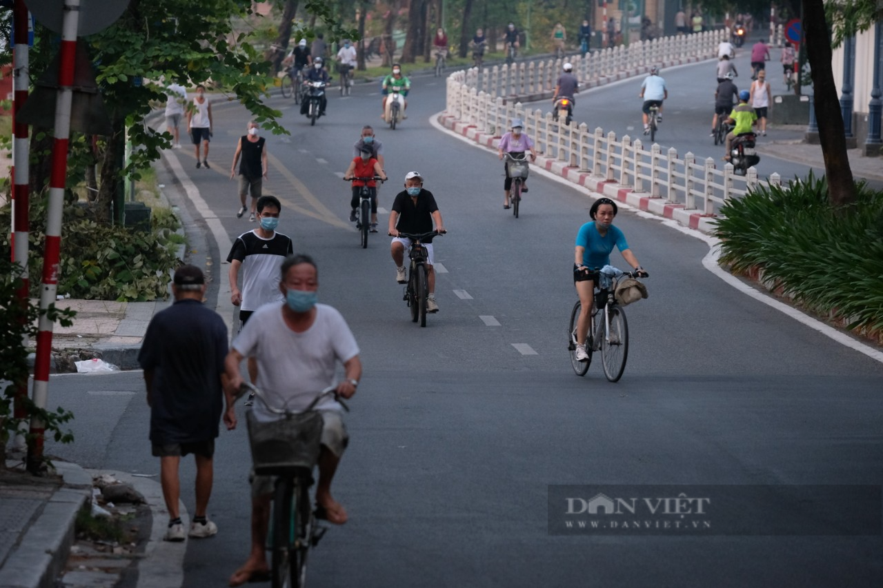Hà Nội: Đường phố thành &quot;trường đua xe đạp&quot; sau lệnh nới lỏng giãn cách - Ảnh 8.