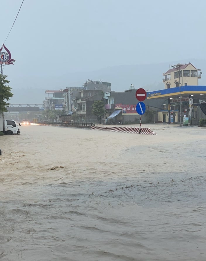 ẢNH: Mưa lớn liên tục nhiều giờ &quot;nhấn chìm&quot; TP.Cẩm Phả - Quảng Ninh trong biển nước - Ảnh 5.
