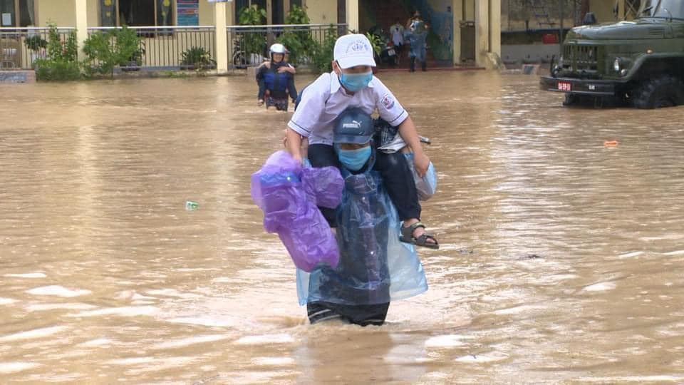 ẢNH: Mưa lớn liên tục nhiều giờ &quot;nhấn chìm&quot; TP.Cẩm Phả - Quảng Ninh trong biển nước - Ảnh 2.