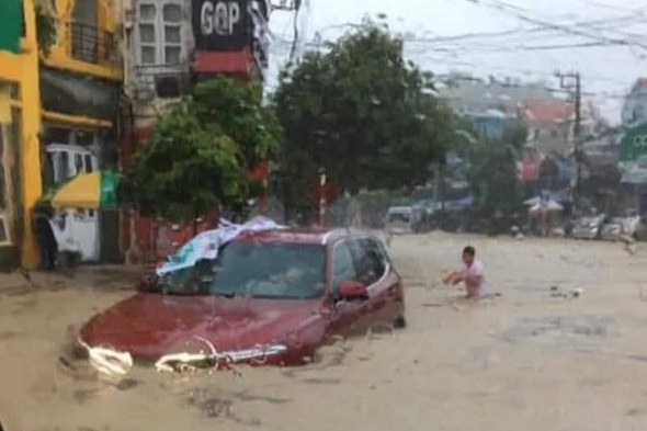 ẢNH: Mưa lớn liên tục nhiều giờ &quot;nhấn chìm&quot; TP.Cẩm Phả - Quảng Ninh trong biển nước - Ảnh 4.