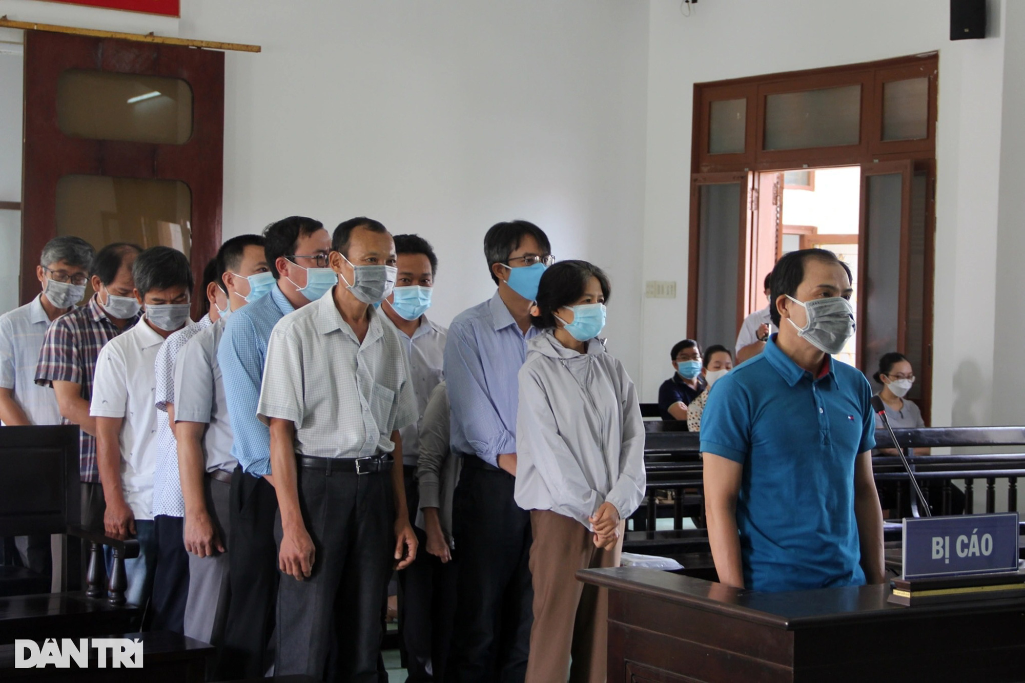 Phó Giám đốc Sở Nội vụ cùng 16 cán bộ lĩnh án tù vì bê bối thi công chức - Ảnh 1.