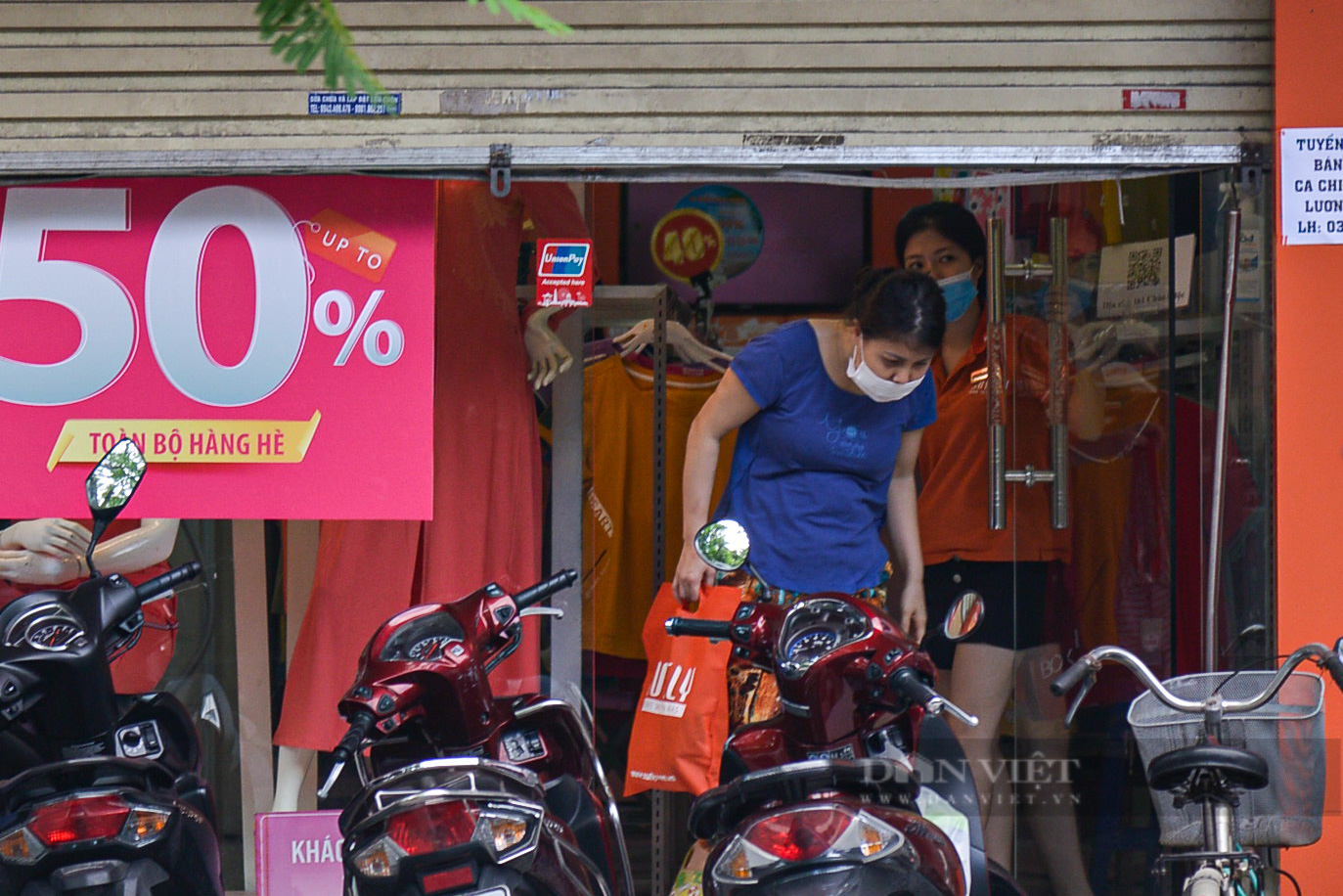 Hà Nội: Các tuyến phố &quot;thời trang&quot; hé cửa đón khách giữa mùa dịch - Ảnh 3.