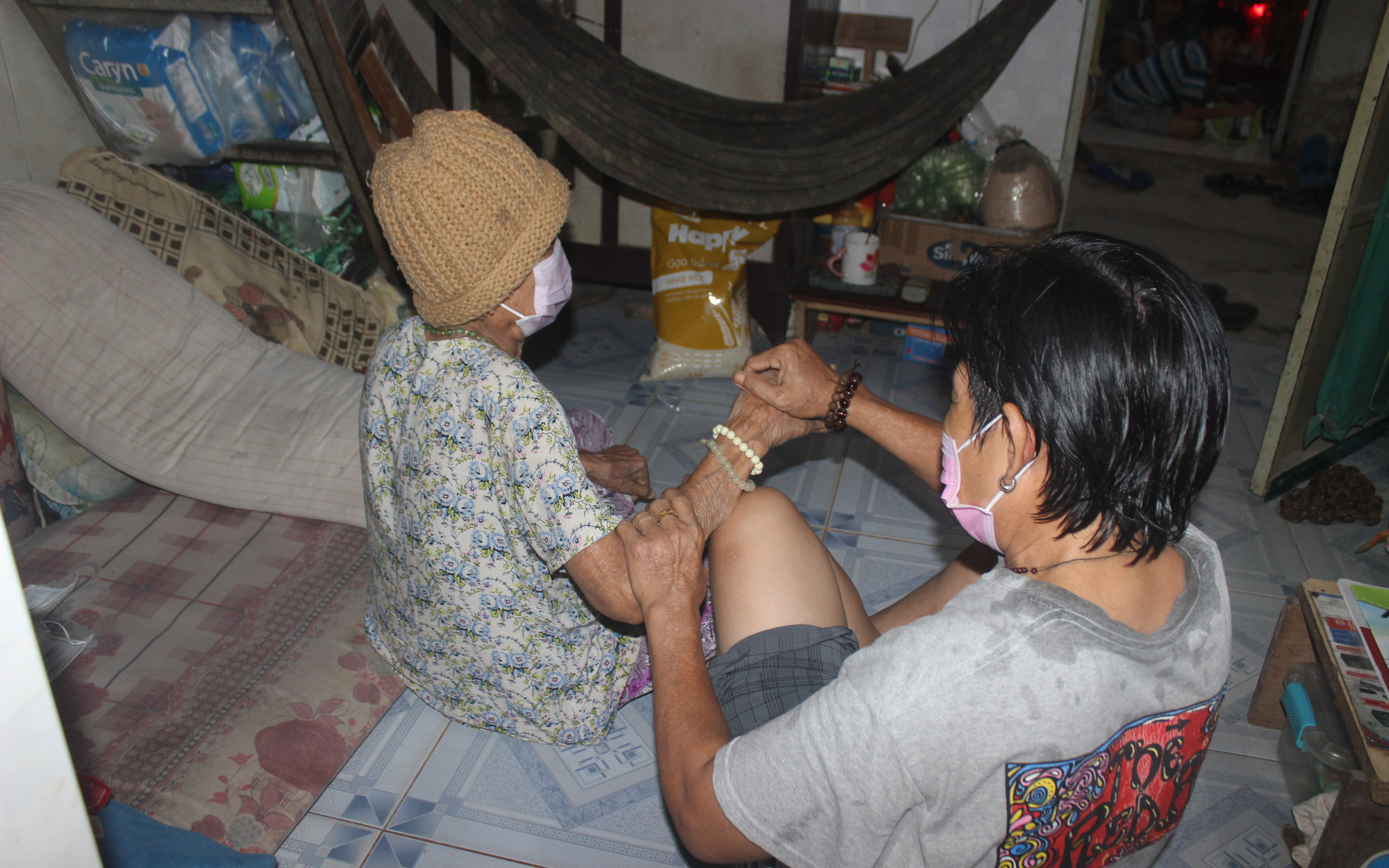 Lao động nghèo mắc kẹt tại TP.HCM: Nóng lòng mong chờ ngày đi làm trở lại