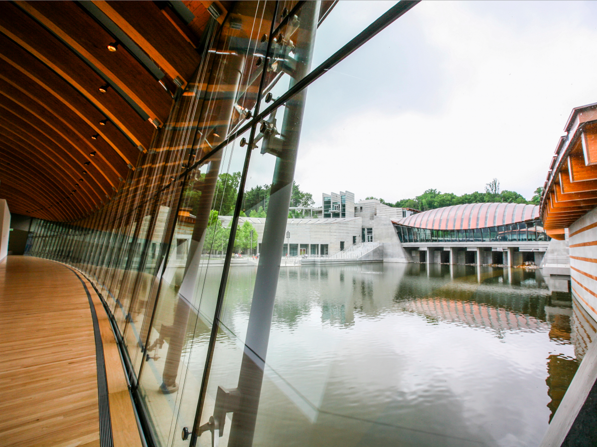 Năm 2011, bà chi 50 triệu USD mở bảo tàng Crystal Bridges tại Arkansas. Ảnh: @AFP.
