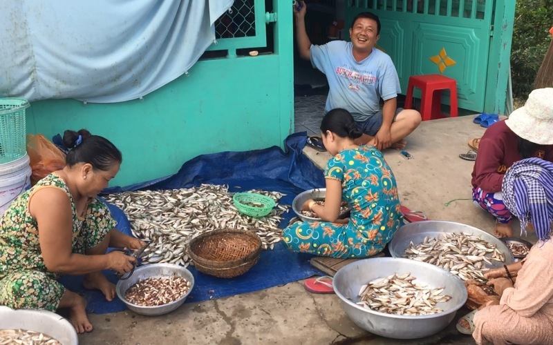 An Giang: Chưa năm nào thấy cá linh ít như năm nay, ở rốn cá còn ít thế này thì nơi khác sao nhiều được - Ảnh 3.