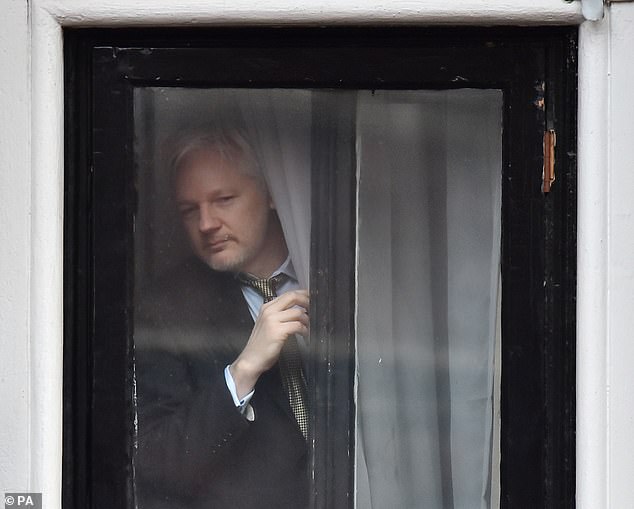 CIA và kế hoạch bí mật bắn thủng lốp máy bay chở ông trùm Wikileaks Assange - Ảnh 1.