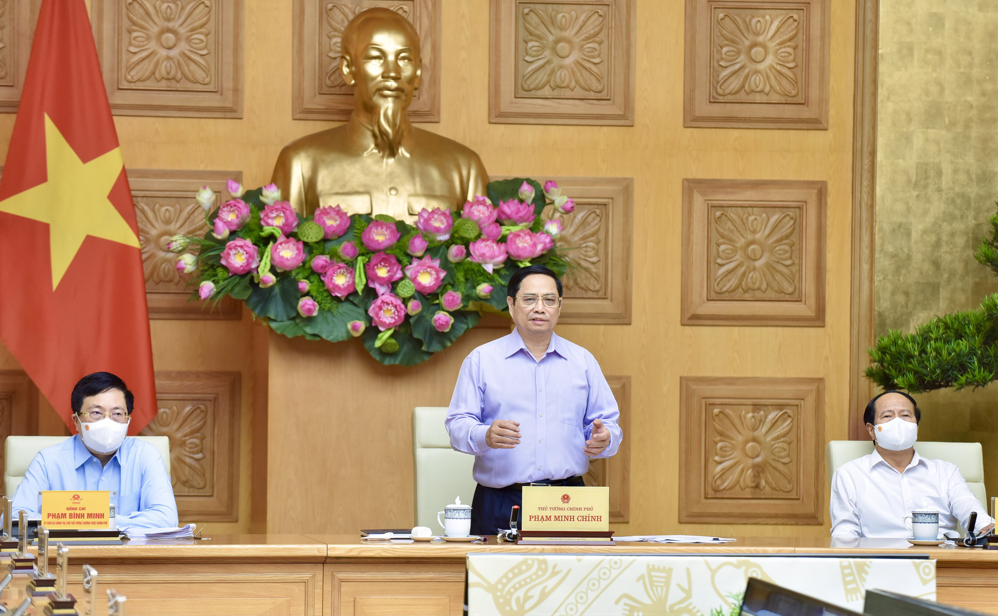 Thủ tướng phê bình nghiêm khắc các bộ, cơ quan, địa phương có tỉ lệ giải ngân vốn đầu tư công dưới 40% - Ảnh 1.